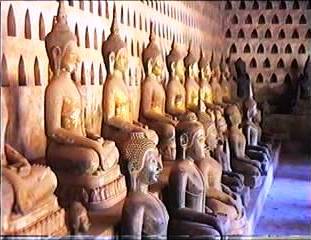 Wat Sisakhet: in den Nischen Tausende Buddha-Statuen zu Ehren Tiao Anous